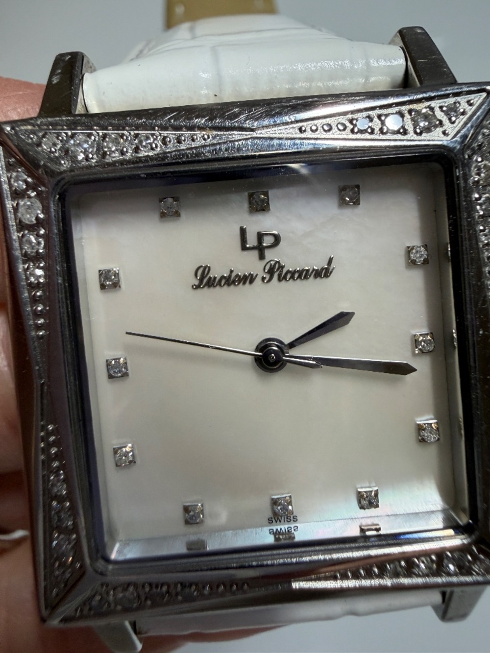 LIKE NEW! Women's Lucien Piccard Mother of Pearl Faced Watch - Picture 3 of 11